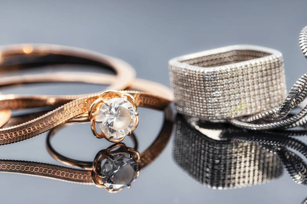 Különböző ékszerek arany és ezüst láncok és gyűrűk  - Fotó, kép