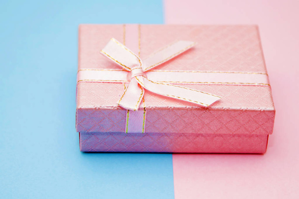 caja de regalo sobre fondo azul y rosa
 - Foto, imagen