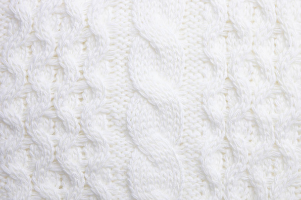 Λευκό πλεκτό πουλόβερ ως φόντο. Πλεκτό σχέδιο. Στο πάνω μέρος. Μακροσκοπική προβολή - Φωτογραφία, εικόνα