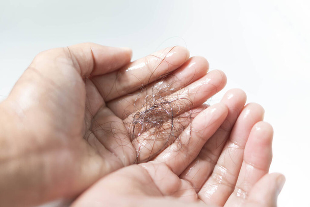 Primer plano Pérdida de cabello en la mano de la mujer en el baño - Foto, Imagen