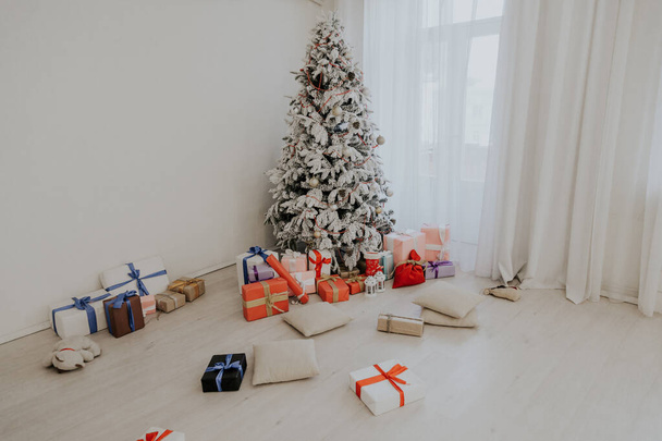 Yeni yıl hediyeleri iç tatil dekorasyon beyaz Noel ağacı - Fotoğraf, Görsel