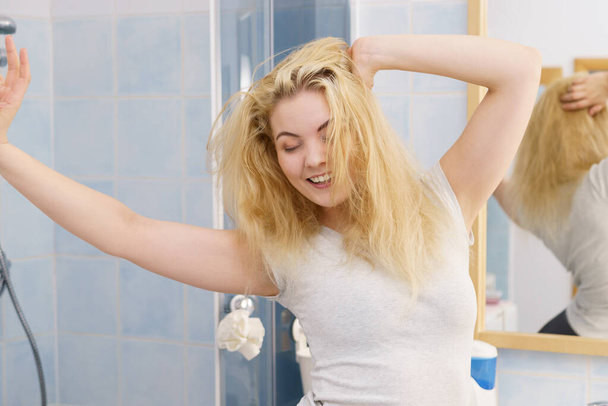 Happy fresh blonde woman in bathroom - Foto, afbeelding