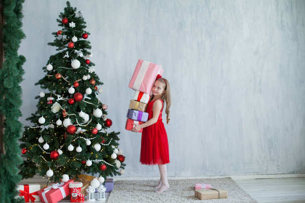 Petite fille décore cadeaux sapin de Noël nouvelle année
 - Photo, image