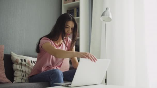 Young woman finished working on a laptop and leaves - Séquence, vidéo
