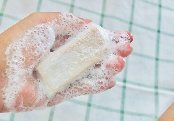 Закрыть женскую руку с мылом
 - Фото, изображение