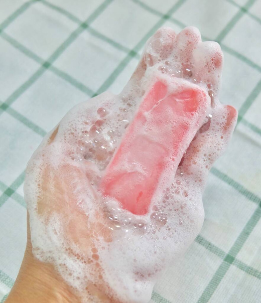 Закрыть женскую руку с мылом
 - Фото, изображение