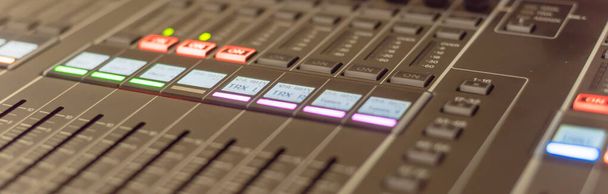 Панорамний вид барвистий звуковий мікшер управління DJ поворотний стіл крупним планом
 - Фото, зображення