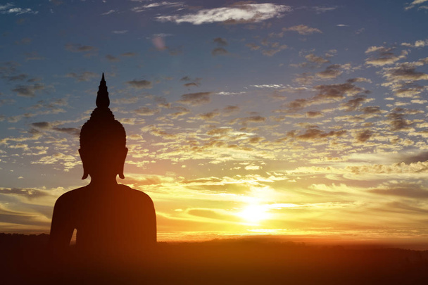 Statue en silhouette de Bouddha au coucher du soleil
 - Photo, image