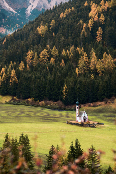 Φθινόπωρο τοπίο στις Δολομίτες Άλπεις, Trentino Alto Adige, Ιταλία. - Φωτογραφία, εικόνα