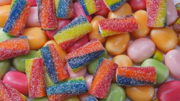 Mieszane kolorowe cukierki i słodkie galaretki rotacja - Materiał filmowy, wideo