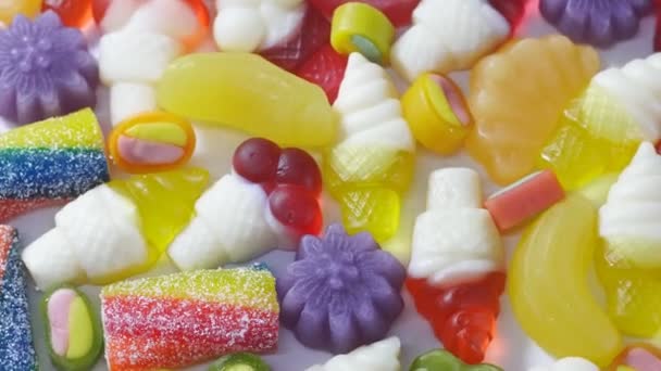 Ποικιλία γλυκών πολύχρωμων ζαχαρωτών μαρμελάδας. Βίντεο περιστροφής - Πλάνα, βίντεο