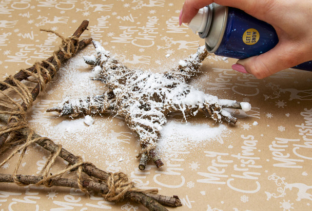 pulvériser de la neige artificielle sur un jouet de Noël improvisé
 - Photo, image