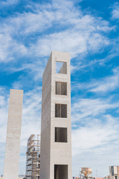 Immeuble en copropriété en construction avec tour d'ascenseur et échafaudage au Texas, États-Unis
 - Photo, image