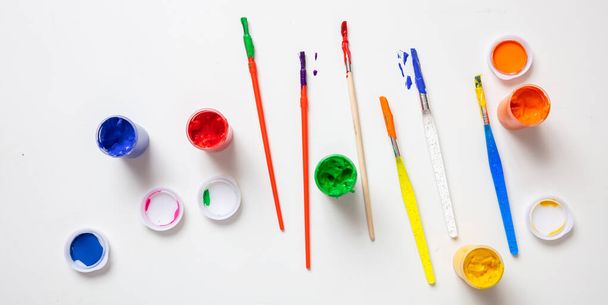 Pitture a dita colorate impostate su sfondo bianco, vista dall'alto
 - Foto, immagini