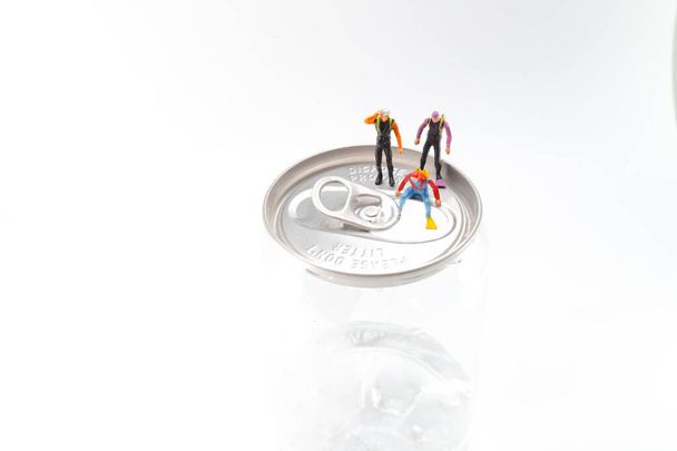 un pequeño buzo se encuentra en una lata de aluminio abierta
 - Foto, imagen