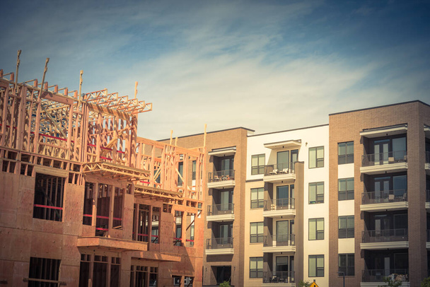 Complejo de apartamentos urbanos de madera de lujo cerca de edificios terminados en Dallas
 - Foto, imagen