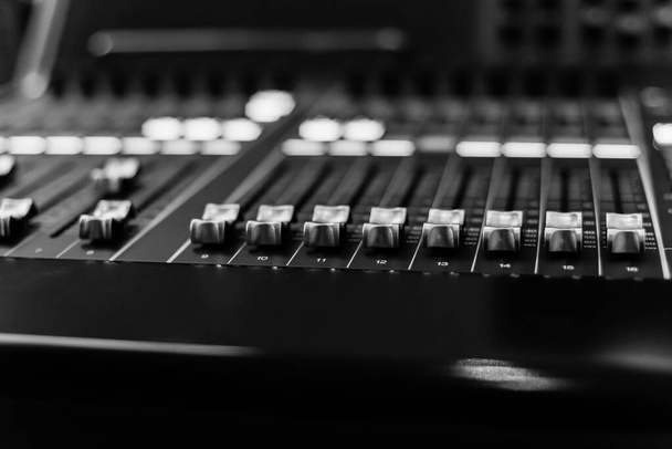 Φιλτραρισμένη εικόνα πολύχρωμος ήχος μίκτη μίξερ DJ κοντινό-up - Φωτογραφία, εικόνα