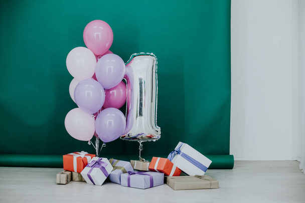 balónky různých barev s dárky na dovolenou - Fotografie, Obrázek