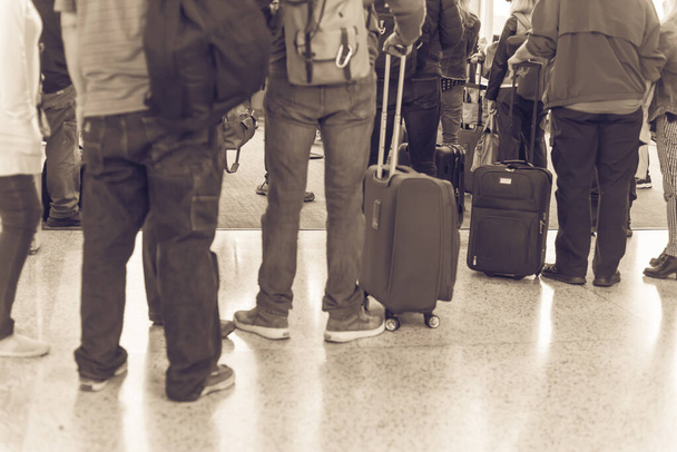 Gefiltertes Bild Nahaufnahme Rückansicht überfüllte Gruppe von Reisenden, die an Bord am Flughafen von Seattle warten - Foto, Bild