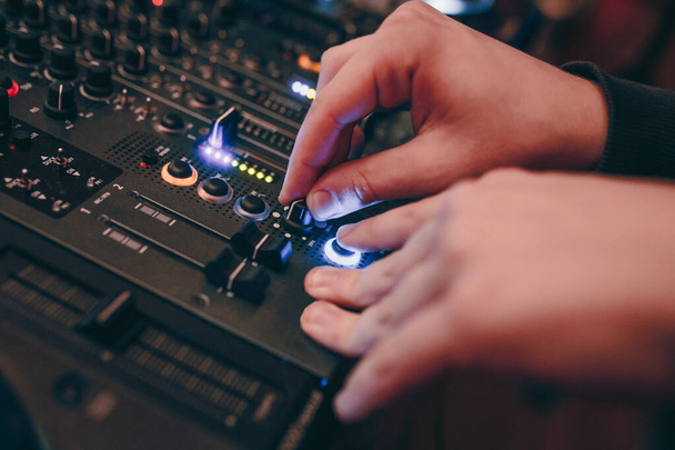 DJコントロール赤いパーティーdjオーディオ機器のショットを閉じる指 - 写真・画像