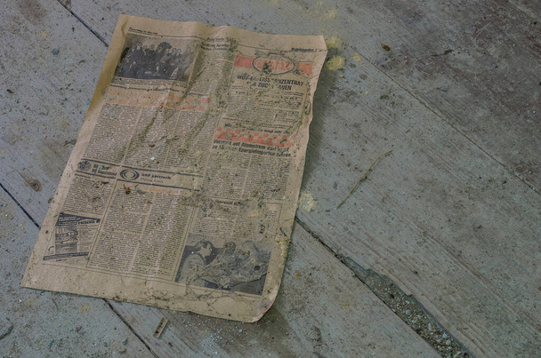 Vecchio giornale sul pavimento di una casa
 - Foto, immagini