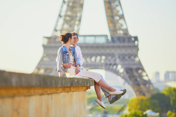 Happy romantic couple in Paris, near the Eiffel tower - Foto, immagini