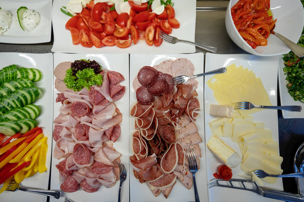 Comida buffet cubierta en restaurante de lujo con carne, queso y salchichas
 - Foto, imagen