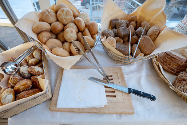 Restauration buffet intérieur au restaurant avec pain, pain, petits pains bretzels
, - Photo, image