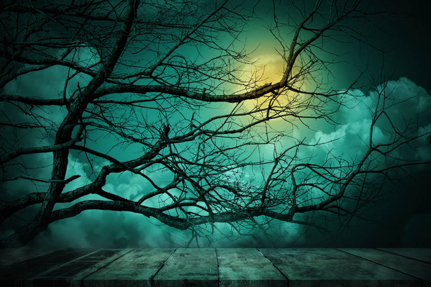 Halloween-Konzept: Gruselwald mit toten Bäumen und Holztisch, dunkler Gruselhintergrund. Kopierraum für Text oder Produktplatzierung - Foto, Bild
