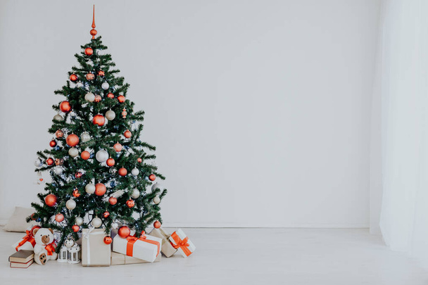 Árbol de Navidad con regalos rojos en la habitación blanca Navidad - Foto, Imagen