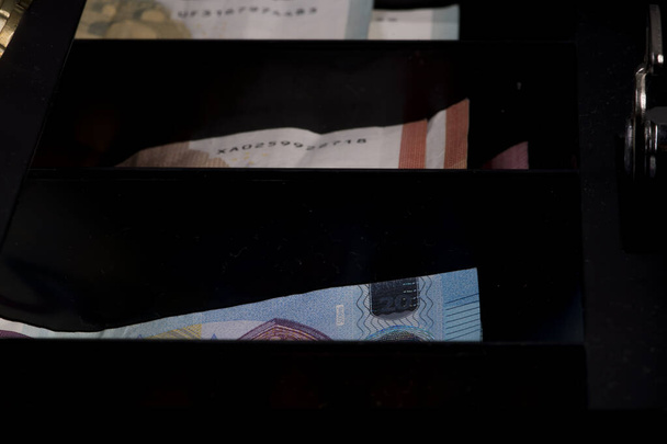 Caisse avec billets en euros dans des compartiments individuels
 - Photo, image