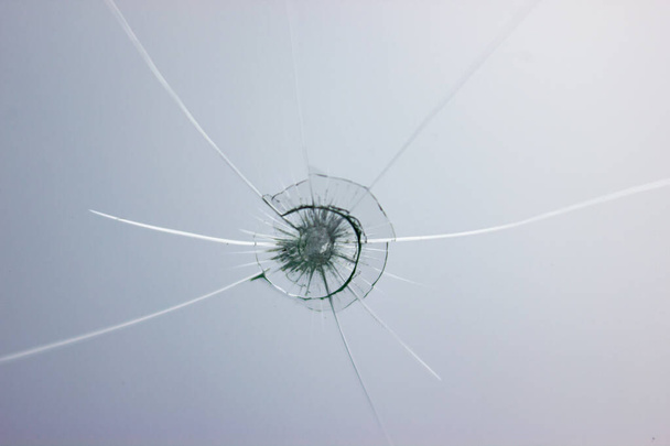 壊れたガラスの背景ガラスを割られた窓に撃たれた. - 写真・画像