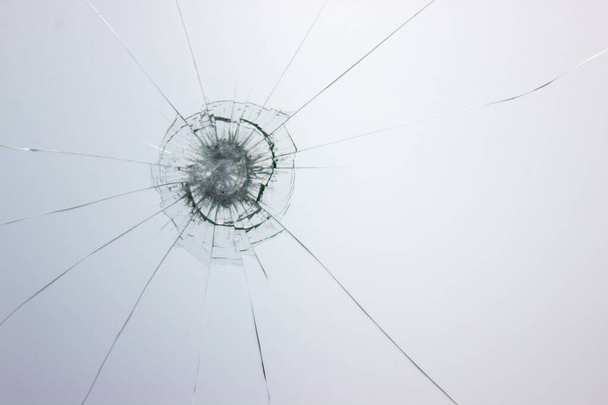 壊れたガラスの背景ガラスを割られた窓に撃たれた. - 写真・画像