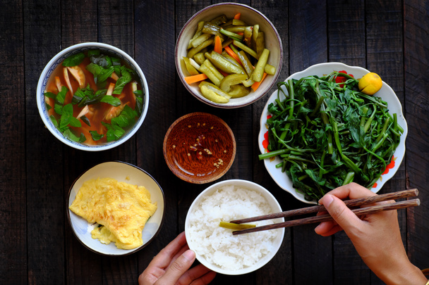Öğle yemeğinde Vietnam yemeği, sebzeli vejetaryen yemeği. - Fotoğraf, Görsel