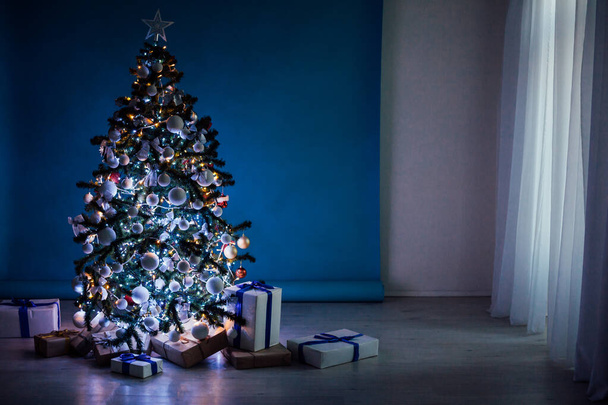 новогодняя елка на рождественских гирляндах на голубом белом фоне
 - Фото, изображение