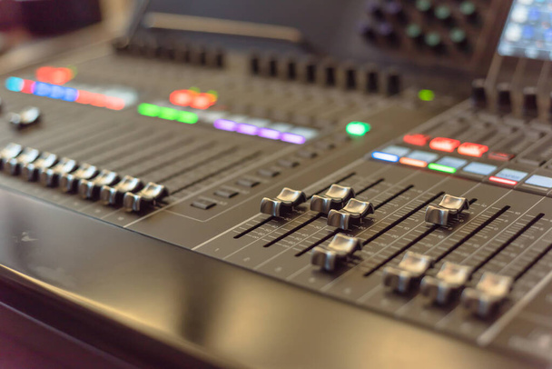Kleurrijke SoundMixer Control DJ draaitafel close-up - Foto, afbeelding