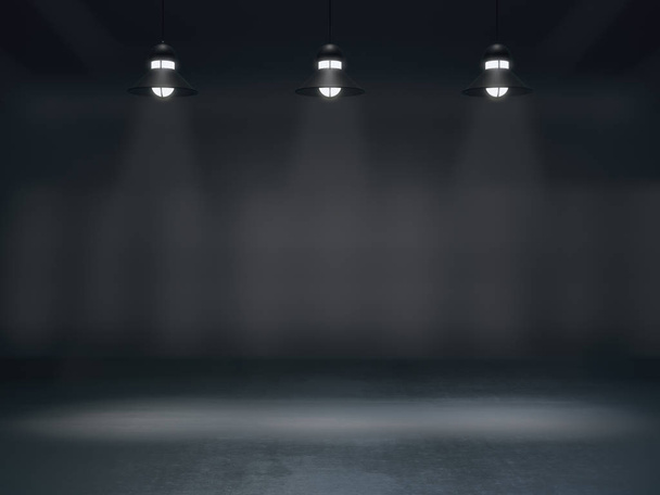 Pedestal para la exhibición, plataforma para el diseño, soporte de producto en blanco con el punto de luz de la lámpara.
. - Foto, imagen