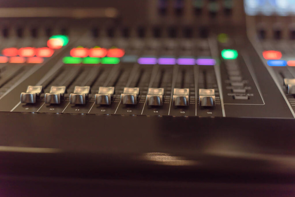Controllo del mixer audio colorato Giradischi DJ primo piano
 - Foto, immagini