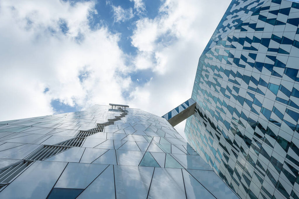 Copenaghen. Danimarca. Il 24 luglio. 2019: Facciata di un edificio in vetro. Cielo nuvoloso Vista dal basso. Primo piano. Architettura
. - Foto, immagini
