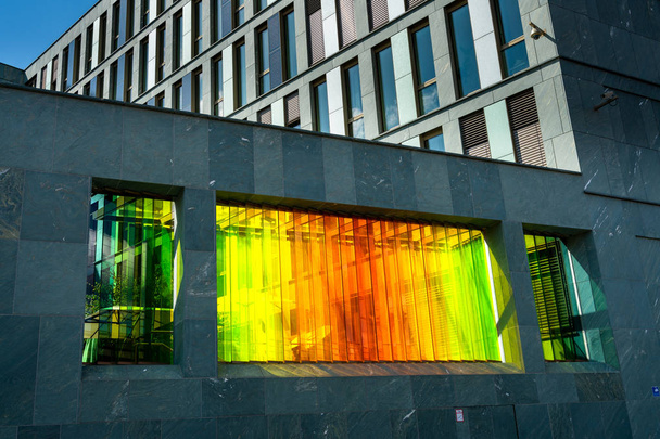 Stores verticaux en verre coloré sur un bâtiment public à Berlin
 - Photo, image