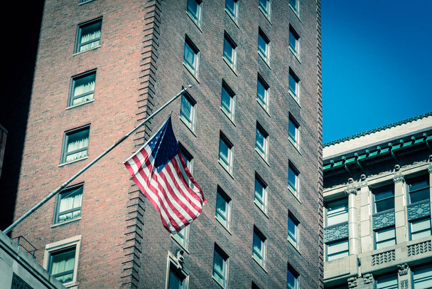 シカゴのダウンタウンの連邦ビルにアメリカ国旗を振るフィルタリングされた画像 - 写真・画像