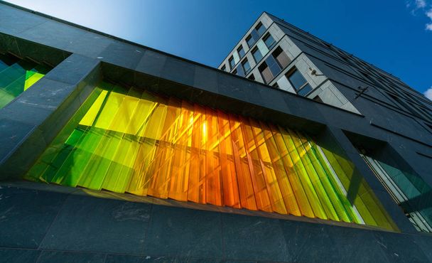 Bunte Glasvertikaljalousien an einem öffentlichen Gebäude in Berlin - Foto, Bild