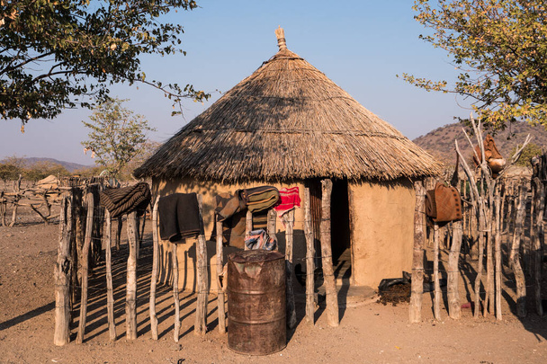 Cabane traditionnelle d'un chef himba, Namibie
 - Photo, image