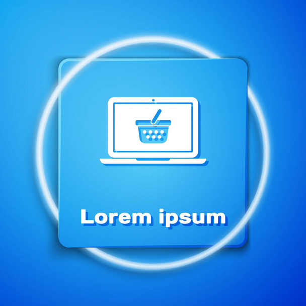 Biały koszyk na ekranie laptopa ikona izolowane na niebieskim tle. Koncepcja e-commerce, e-biznes, Marketing Online biznesu. Niebieski kwadrat guzik. Ilustracja wektorowa - Wektor, obraz