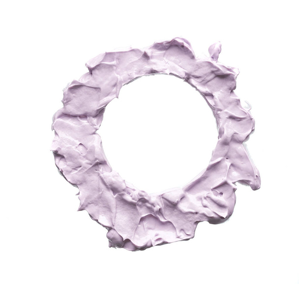 Textura suavemente púrpura y trazos de una máscara de limpieza facial o pintura acrílica aislada sobre un fondo blanco
 - Foto, imagen