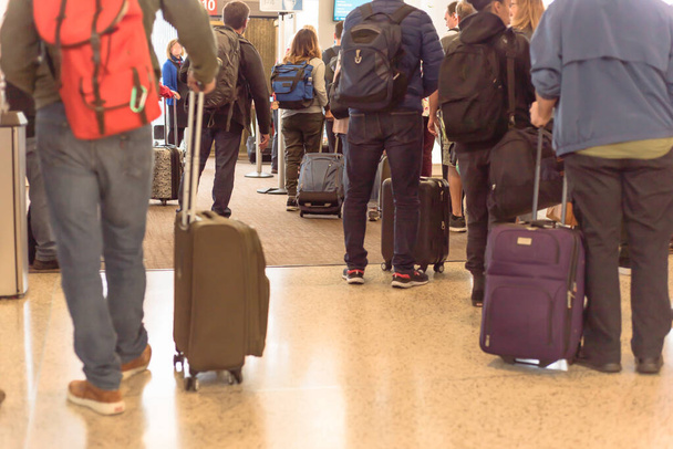 Close-up vista posteriore affollato gruppo di viaggiatori in attesa di salire a bordo all'aeroporto di Seattle
 - Foto, immagini