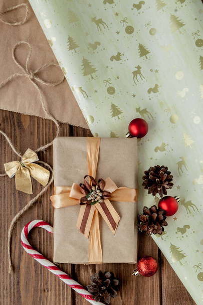 Різдвяні подарунки зі стрічкою на темному дерев'яному фоні у вині
 - Фото, зображення