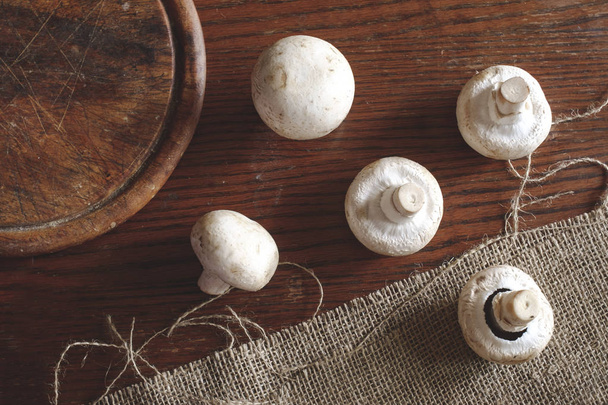 Funghi freschi su tavolo di legno - vista dall'alto
 - Foto, immagini