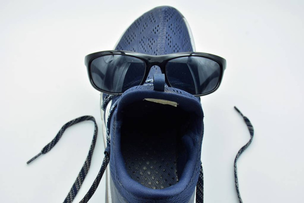 Chaussure de marche avec des lunettes de soleil, qui ressemble à une poupée à bouche ouverte
 - Photo, image