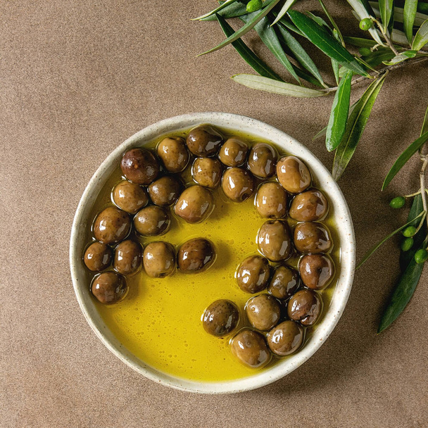 Green olives in olive oil - Fotoğraf, Görsel